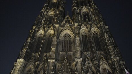Blick auf den unbeleuchteten Kölner Dom / © Roberto Pfeil (dpa)