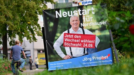 Ein Wahlplakat von Jörg Prophet, AfD-Kandidat für die Oberbürgermeister-Wahl in Nordhausen, steht in der Innenstadt. Die Stichwahl zur Oberbürgermeisterwahl in Nordhausen findet am 24. September statt / © Martin Schutt/dpa +++ dpa-Bildfunk +++ (dpa)