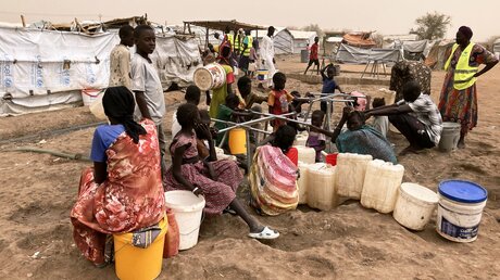 Geflüchtete Frauen aus dem Sudan im Transitlager der südsudanesischen Grenzstadt Renk. Mehr als acht Millionen Menschen sind innerhalb des Sudan auf der Flucht oder in Nachbarländer wie Südsudan und Tschad geflohen. / © Eva-Maria Krafczyk (dpa)