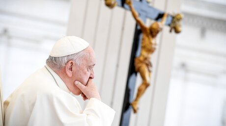 Papst Franziskus blickt nachdenklich / © Vatican Media/Romano Siciliani (KNA)