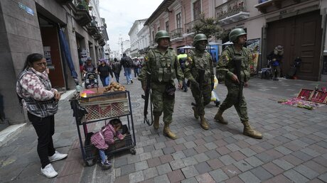 Ecuador, Quito: Soldaten patrouillieren in der Nähe des Regierungspalasts während des Ausnahmezustands / © Dolores Ochoa (dpa)