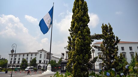 Die guatemaltekische Nationalfahne in Guatemala-Stadt / © Tobias Käufer (KNA)
