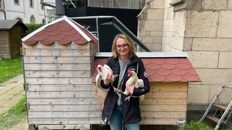 Janet Olgemöller und die Hühner im Pfarrgarten (privat)