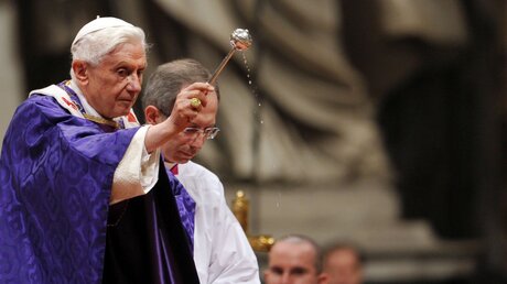 Messe mit Papst Benedikt XVI. am Aschermittwoch 2013 im Petersdom (KNA)