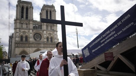 Karfreitagsprozession vor der Kathedrale Notre Dame  / © Christophe Ena (KNA)