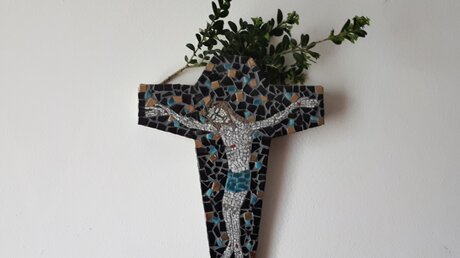 Kreuz von Sr. Benedikta gearbeitet / © Sr. Emmanuela (privat)