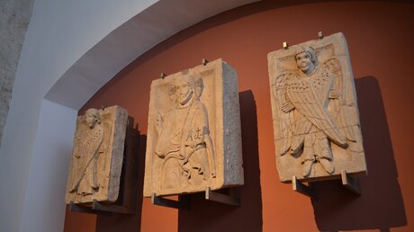 Romanische Reliefs vor der farblich neu gestalteten Wand. / © Erzbistum Köln/ Hammers (Erzbistum Köln)