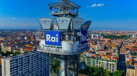 Luftbild vom Funkturm des italienischen öffentlich-rechtlichen Fernsehsenders RAI, Radio Televisione Italiana, in Mailand im Jahr 2023 / © VILTVART (shutterstock)