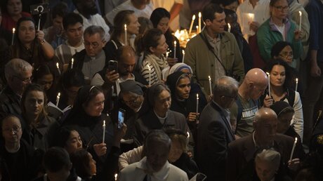 Menschen besuchen die Messe am Ostersonntag in der Grabeskirche / © Leo Corre (dpa)
