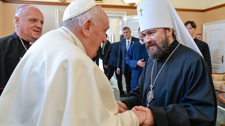 Papst Franziskus und der russisch-orthodoxe Metropolit von Ungarn in Budapest. / © Vatican Media/Romano Siciliani/KNA (KNA)