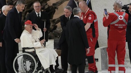 Papst Franziskus trifft sich mit Freiwilligen des Italienischen Roten Kreuzes (dpa)