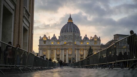 Geländer vor dem Petersplatz. / © Andrew Medichini/AP (dpa)