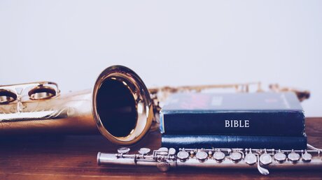 Saxophon, Klarinette und Bibel / © Freedom Studio (shutterstock)