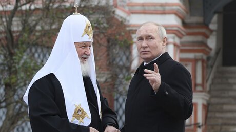 Patriarch Kyrill mit Präsident Wladimir Putin (r.) / © Gavriil Grigorov/Pool Sputnik Kremlin/AP (dpa)