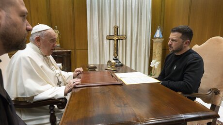 Der ukrainische Präsident Wolodymyr Selenskyj trifft im Vatikan Papst Franziskus.  / © Vatican Media/dpa  (dpa)
