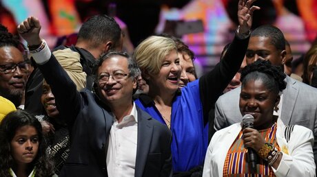  Gustavo Petro, Präsident Kolumbiens, seine Frau Veronica Alcocer, und seine Vizepräsidentin Francia Marquez / © Fernando Vergara/AP (dpa)