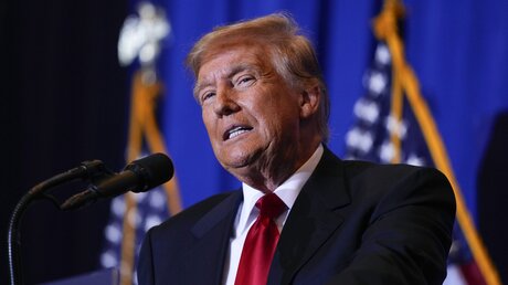 Donald Trump spricht während einer Wahlkampfveranstaltung / © Matt Rourke/AP (dpa)