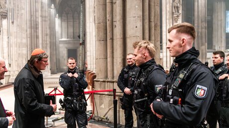 Rainer Maria Kardinal Woelki begegnet Polizeikräften im Kölner Dom. / © Nicolas Ottersbach (DR)