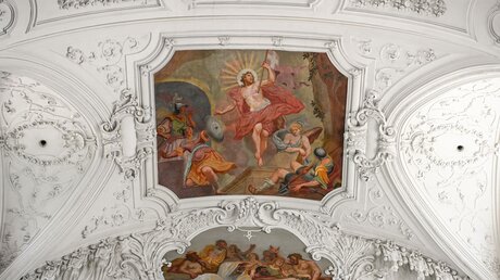 Auferstehungsszene des Malers Oskar Martin-Amorbach im Neumünster in Würzburg / © Julia Steinbrecht (KNA)