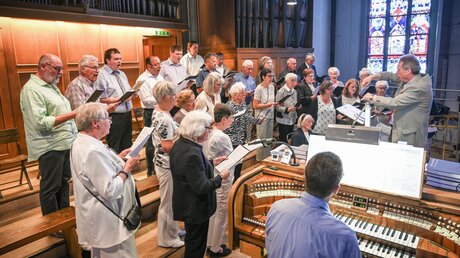 Ein Chor singt auf der Empore in einem Gottesdienst in der Kirche Sankt Marien in Neuss. / © Harald Oppitz (KNA)