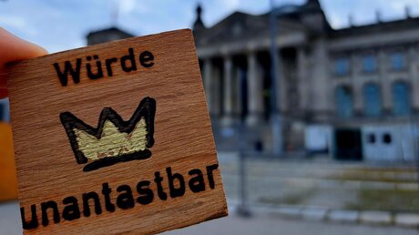 Die Würdetafel vor dem Bundestag in Berlin / © Ralf Knoblauch