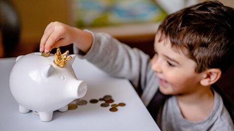 Ein kleiner Junge spart Geld / ©  Oleksandr Pidvalnyi (Pixabay)