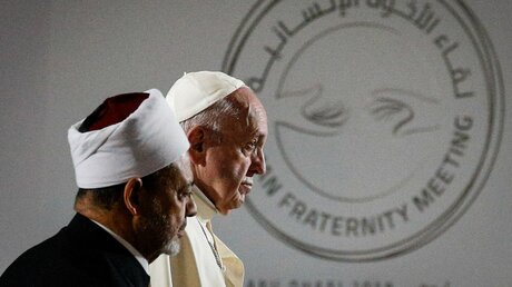 Großscheich Ahmad al-Tayyeb und Papst Franziskus während eines Treffens in Abu Dhabi.
 / © Paul Haring/ CNS photo (KNA)