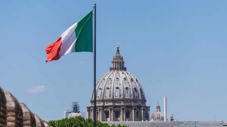 Italienische Fahne vorm Petersdom (shutterstock)