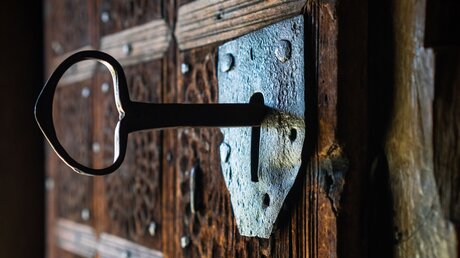 Schlüssel in einer Kirchentür / © Marko Rupena (shutterstock)