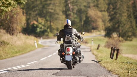 Motorradfahrer unterwegs / © anatoliy_gleb (shutterstock)