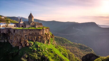 Kirche in Armenien (shutterstock)