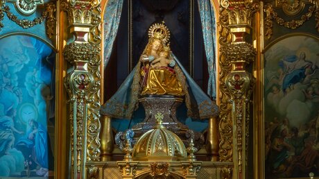 Unbekannte haben diese wertvolle Marienkrone aus einem Kirchenmuseum in Spanien gestohlen / © Wirestock Collection (shutterstock)