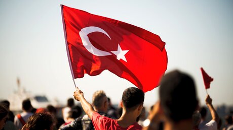 Symbolbild Ein Mann schwenkt eine türkische Fahne / © arda savasciogullari (shutterstock)