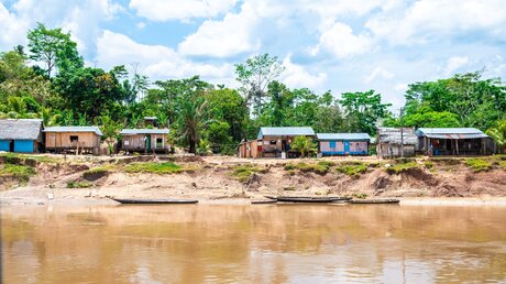 Dorf am Amazonas / © Jon Chica (shutterstock)