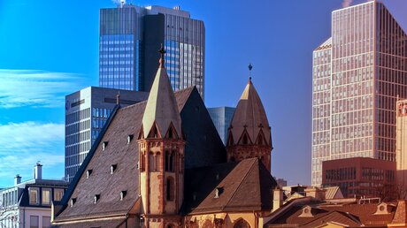 St. Leonhard in Frankfurt am Main vor den Hochhäusern der Stadt / © geogif (shutterstock)