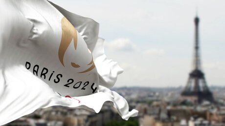 Flagge der Olympischen Sommerspiele 2024 in Paris / © rarrarorro (shutterstock)