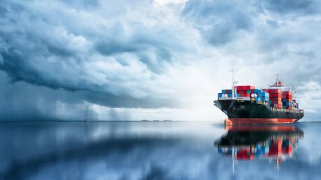 Symbolbild Containerschiff / © Aun Photographer (shutterstock)