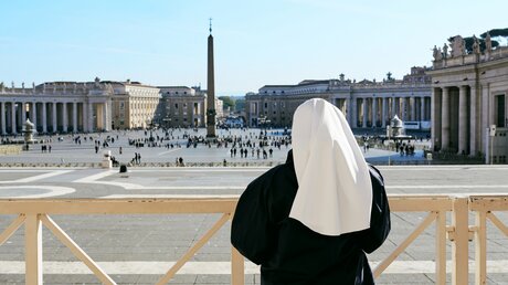 Symbolbild: Ordensschwester im Vatikan (shutterstock)