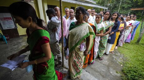 Rund 970 Millionen Wahlberechtigte sind aufgerufen, in mehr als einer Million Wahllokalen über die Besetzung des mehr als 500 Sitze zählenden Unterhauses abzustimmen / © Anupam Nath (dpa)