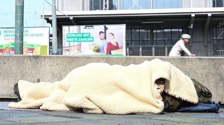 Obdachloser vor einem Bahnhof / © Arne Dedert (dpa)