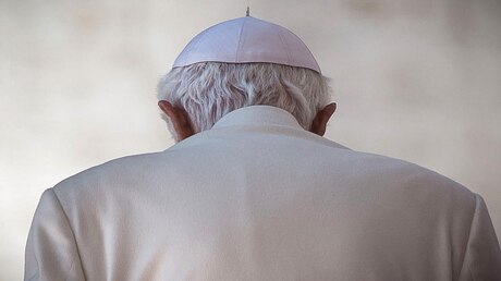 Papst Benedikt XVI. nach seiner letzten Generalaudienz / © Michael Kappeler (dpa)