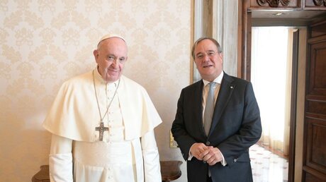 Papst Franziskus empfängt NRW-Ministerpräsident Laschet / © Staatskanzlei NRW (dpa)