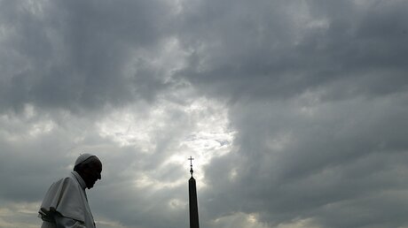 Papst Franziskus während der Generalaudienz auf dem Petersplatz / © Gregorio Borgia (dpa)