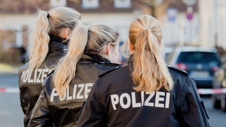 Junge Polizistinnen / © Julian Stratenschulte (dpa)