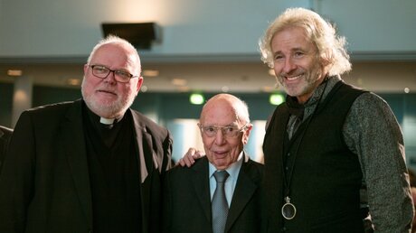 Reinhard Marx, Wolfgang Seibel und Thomas Gottschalk / © Dieter Mayr (KNA)