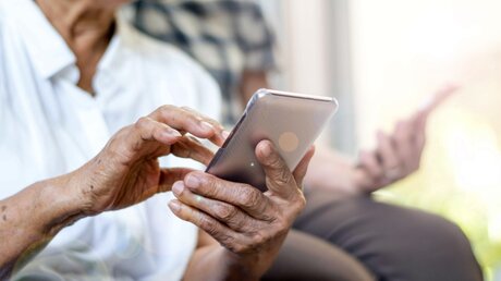 Senioren mit Smartphones / © BlurryMe (shutterstock)