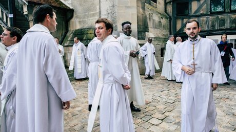 Viele junge Priester in Alben / © Guillaume Poli (KNA)
