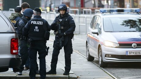 Wien: Bewaffnete Polizisten stehen Wache nach einem Schusswechsel im Stadtzentrum / © Ronald Zak (dpa)