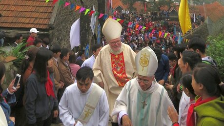 Pilgerweg: Kardinal Marx und der Ortsbischof Cosma Hoang Van Dat  / © Kopp (DBK)