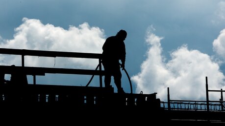 Bauarbeiter auf einer Baustelle / © Julian Stratenschulte (dpa)